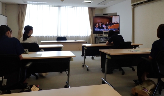 【広報用ＤＶＤの上映の様子】