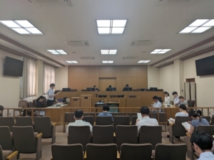 地裁法廷での模擬裁判の様子